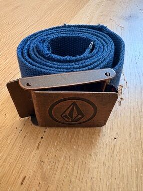 Volcom Men's Navy Web Belt with Brushed Metal Logo Buckle